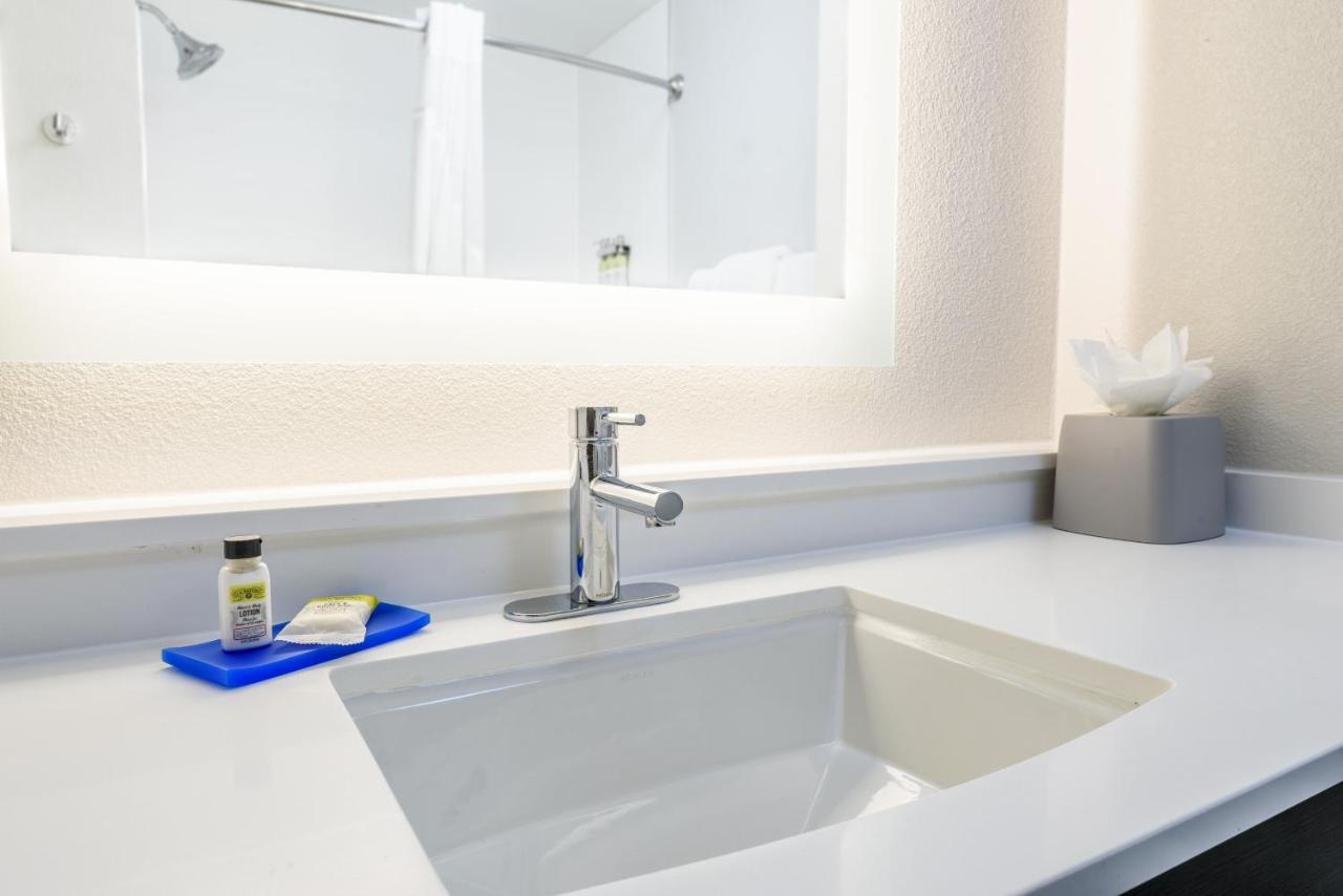 Holiday Inn Express Hotel And Suites Bastrop By Ihg Экстерьер фото